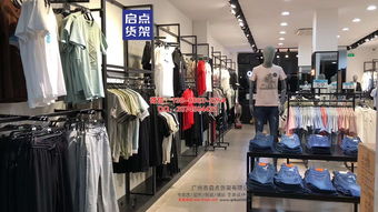 快時尚男裝貨架擺設(shè)圖片 鐵木結(jié)合男裝貨架新款實拍圖