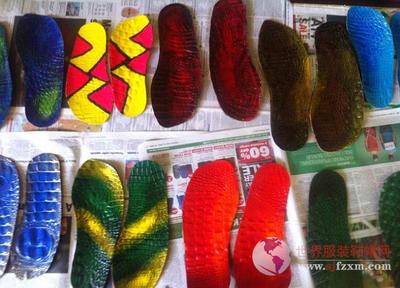 澳設計師的鱷魚皮人字拖用純手工掀起潮流